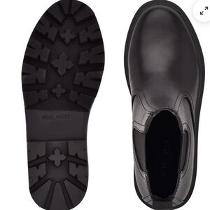 NWOT Nine West Yullon Lug Chelsea Booties